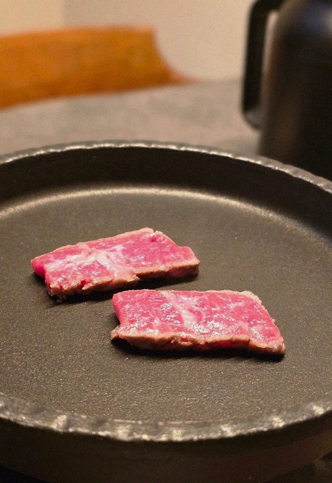 고우가 여의도점 · 더현대서울 근처 맛집 · 마블링이 살아있는 프리미엄 한우 쇼잉