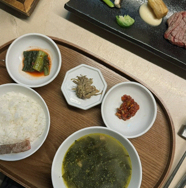 우아라 여의도점 · 63빌딩 근처 맛집 · 정갈하게 차려진 반찬과 곁들임 찬