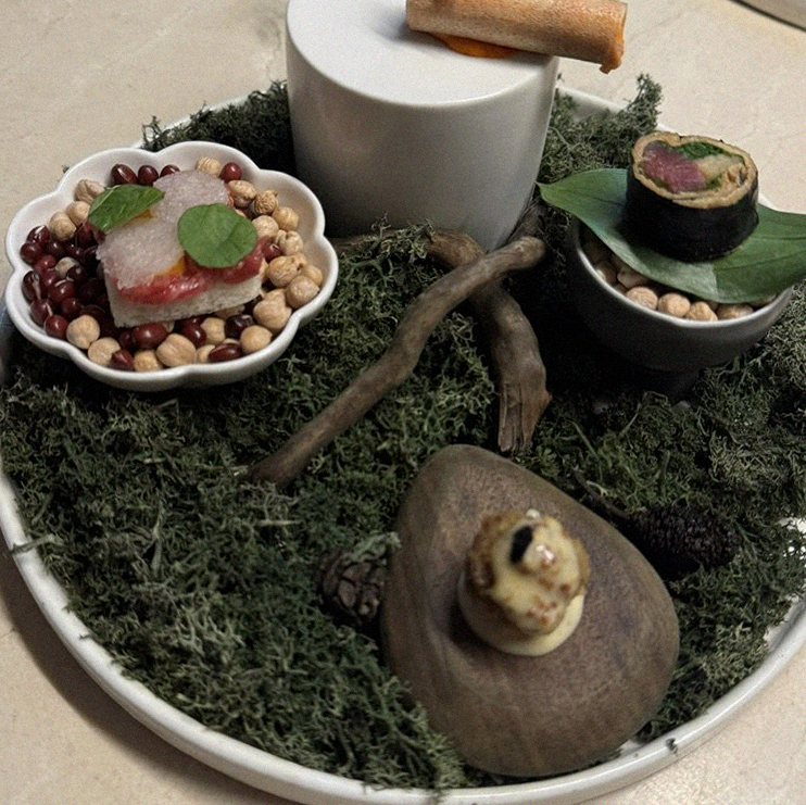 WOOARA Yeouido · seafood course served alongside the beef
