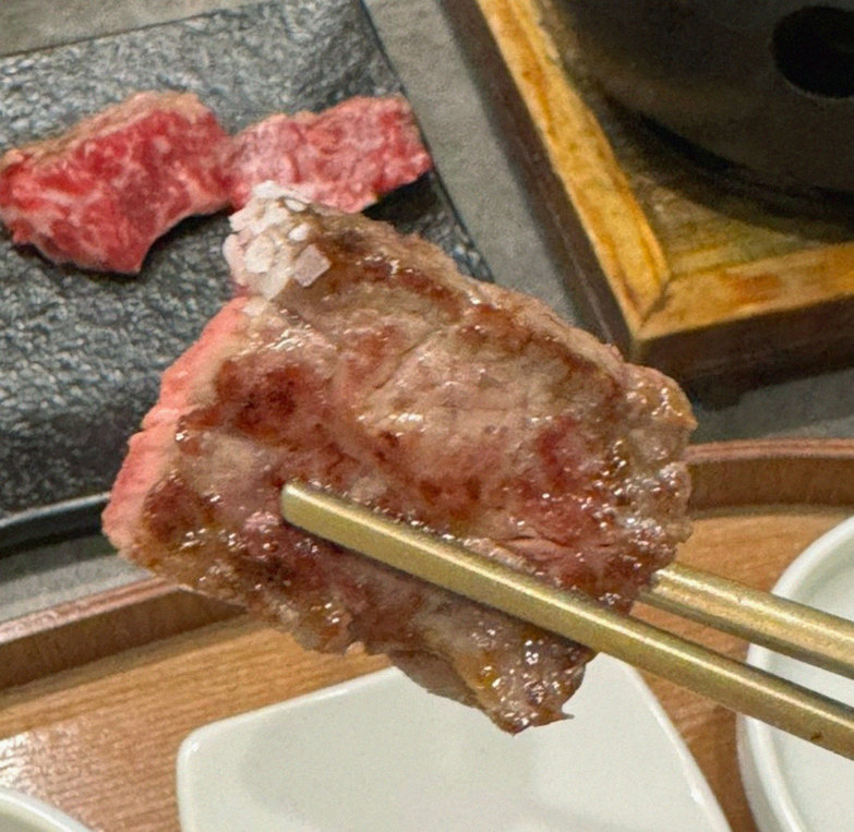 고우가 광화문점 · 광화문 저녁 · 마블링이 살아있는 프리미엄 한우 쇼잉