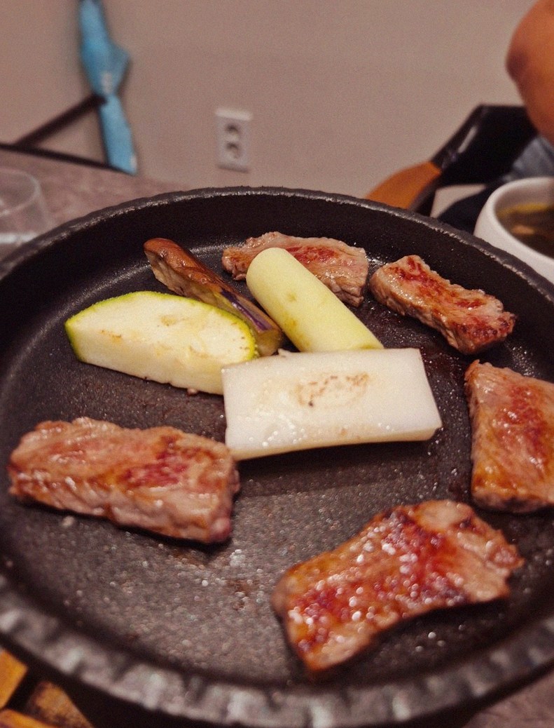 고우가 광화문점 · 광화문 저녁 · 비장탄 그릴 위에서 익어가는 한우