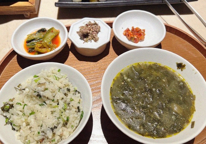 우아라 광화문점 · 경복궁역 데이트 맛집 · 정갈하게 차려진 반찬과 곁들임 찬
