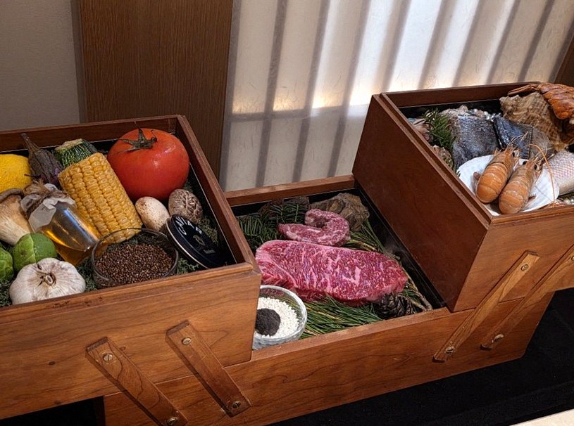 우아라 광화문점 · 경복궁역 데이트 맛집 · 시그니처 한우 쇼잉 — 진열함에 담긴 마블링 한우와 캐비아