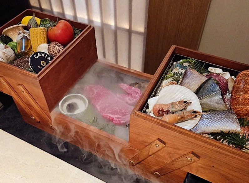 우아라 광화문점 · 경복궁역 데이트 맛집 · 시그니처 한우 쇼잉 — 진열함에 담긴 마블링 한우와 캐비아