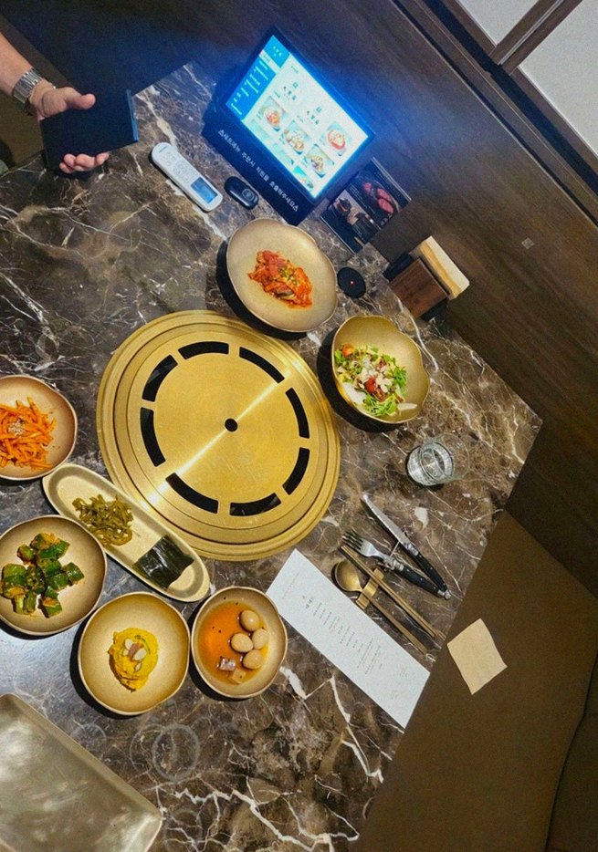 대보정 시청역점 · 종로 한정식 · 정갈하게 차려진 반찬과 곁들임 찬