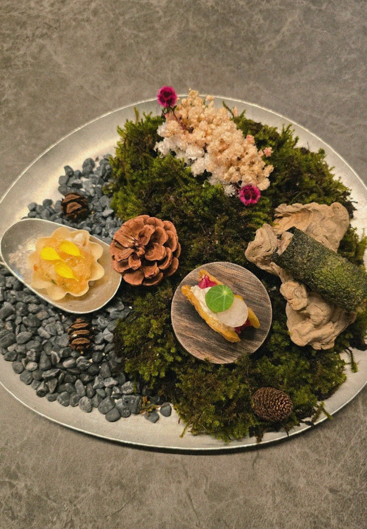 GOWOOGA Yeouido · seafood course served alongside the beef