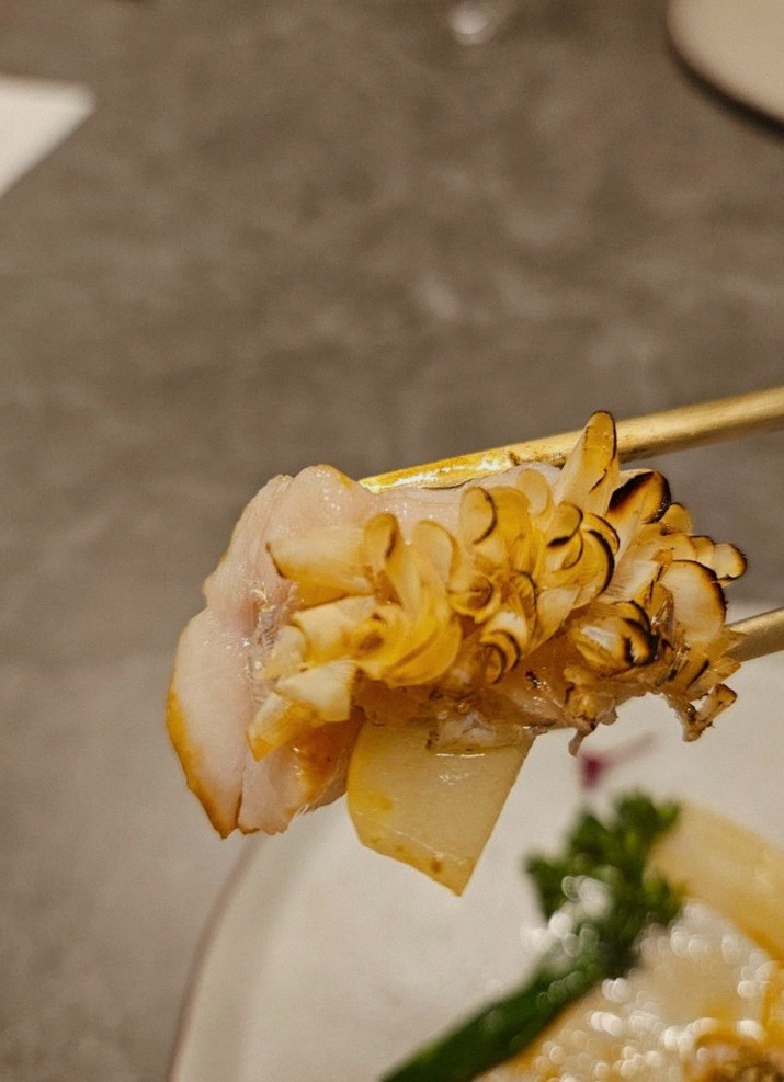 GOWOOGA Yeouido · seafood course served alongside the beef