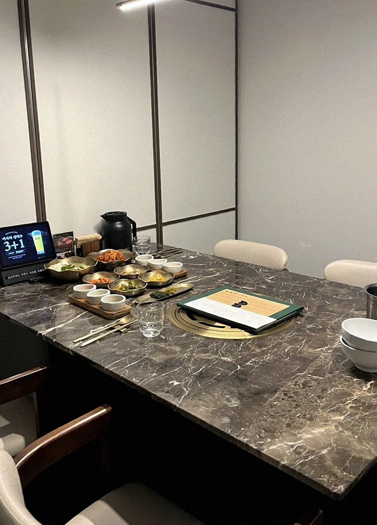 DAEBOJUNG City Hall · the full Hanwoo omakase table