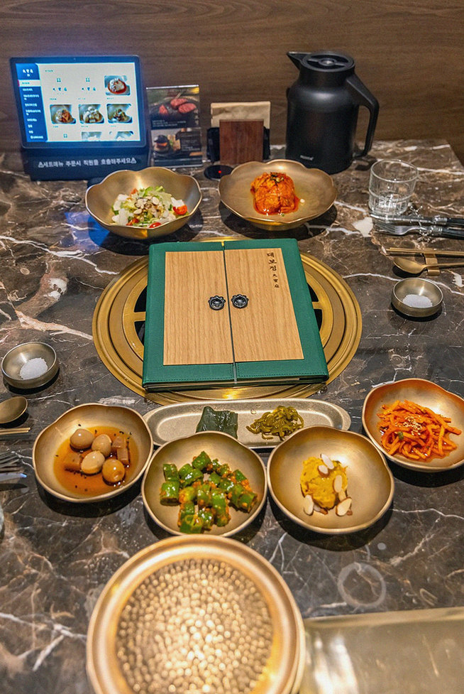DAEBOJUNG City Hall · the full Hanwoo omakase table