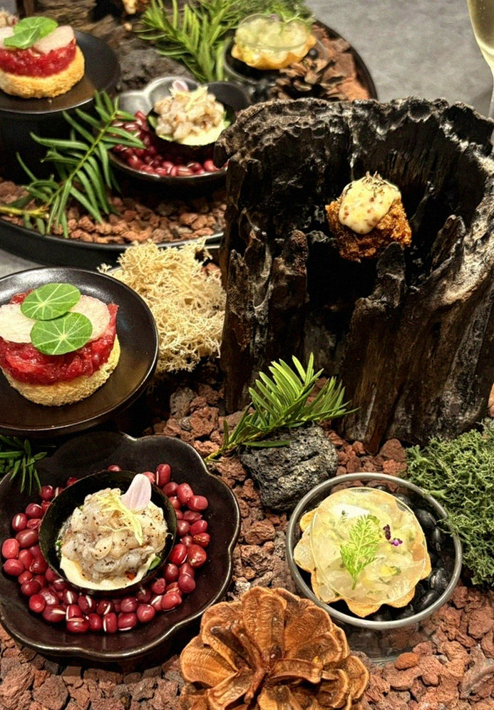 WOOHANA Yeouido · the signature Hanwoo showing — marbled beef cuts and caviar presented in a display chest