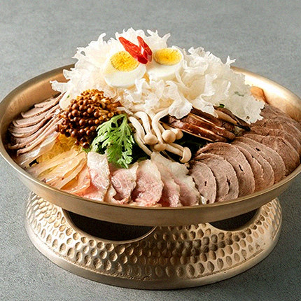 DAEBOJUNG Yeouido · the signature Hanwoo showing — marbled beef cuts and caviar presented in a display chest