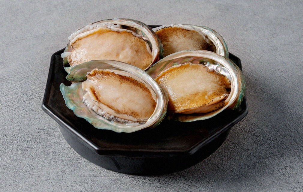 DAEBOJUNG Yeouido · seafood course served alongside the beef