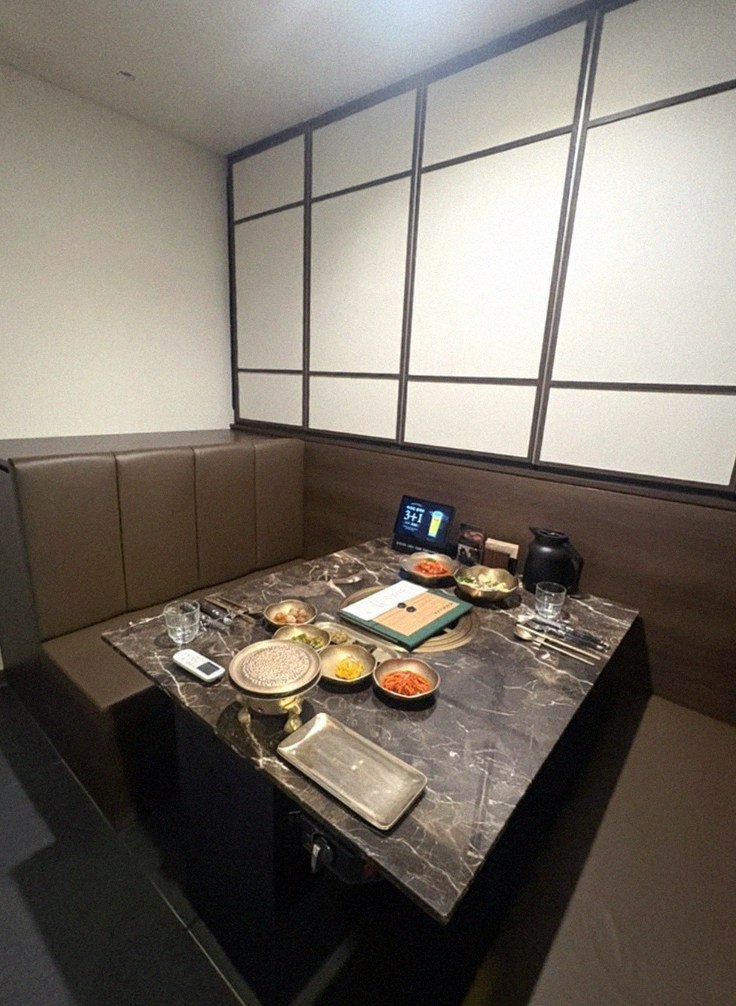 DAEBOJUNG City Hall · a private dining room — every table is a private room