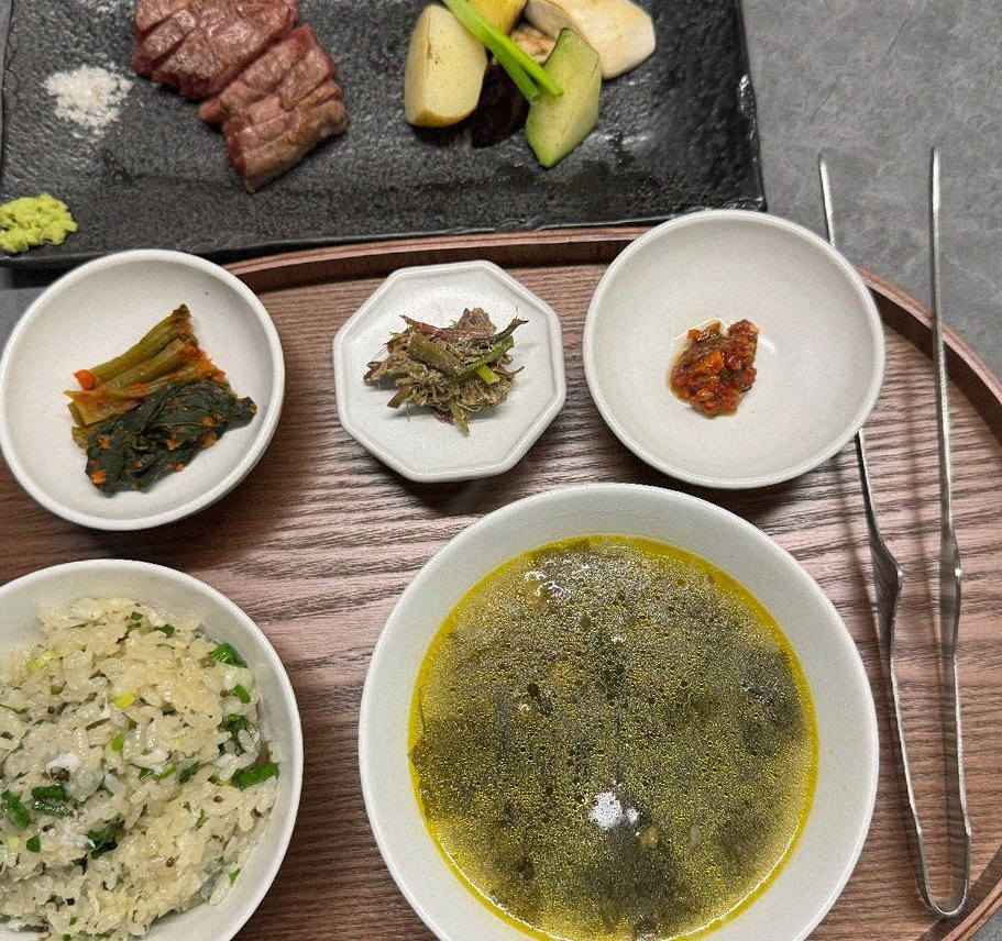 우하나 여의도점 · 여의도 IFC몰 맛집 · 정갈하게 차려진 반찬과 곁들임 찬
