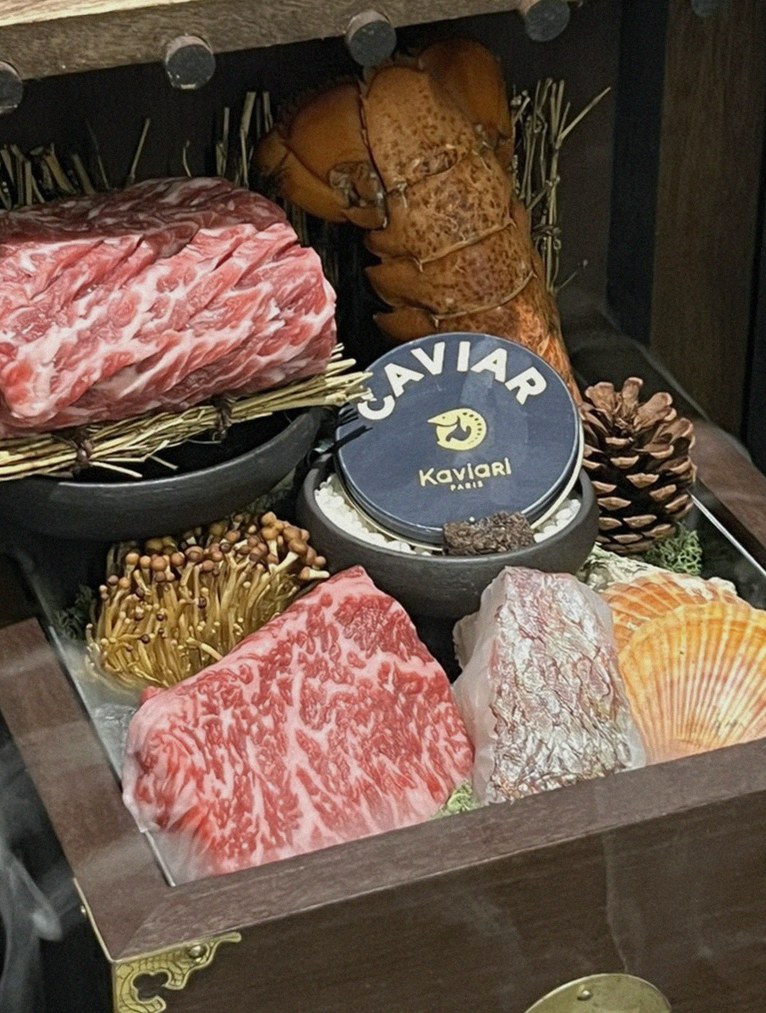 대보정 시청역점 · 서울역 맛집 한우오마카세 · 시그니처 한우 쇼잉 — 진열함에 담긴 마블링 한우와 캐비아