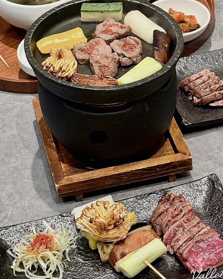 고우가 광화문점 · 우마카세 맛집 · 시그니처 한우 쇼잉 — 진열함에 담긴 마블링 한우와 캐비아