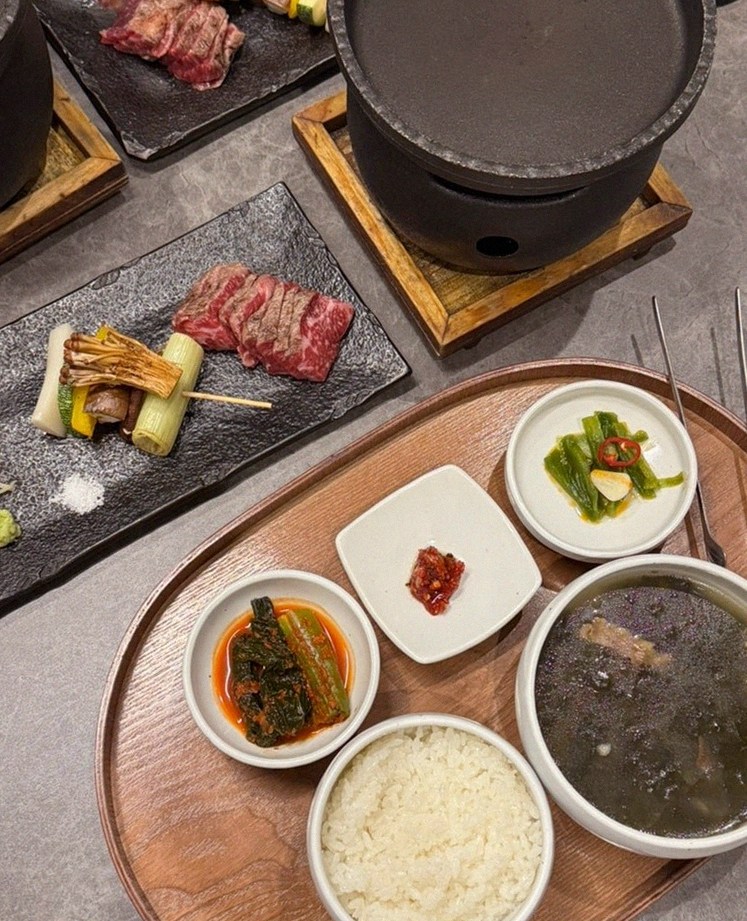 고우가 광화문점 · 우마카세 맛집 · 정갈하게 차려진 반찬과 곁들임 찬