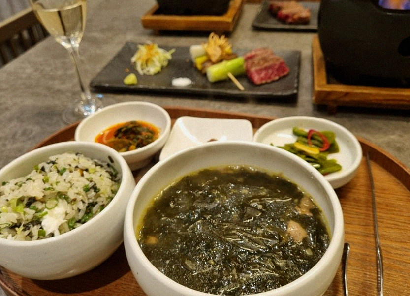 고우가 여의도점 · 63빌딩 맛집 · 정갈하게 차려진 반찬과 곁들임 찬