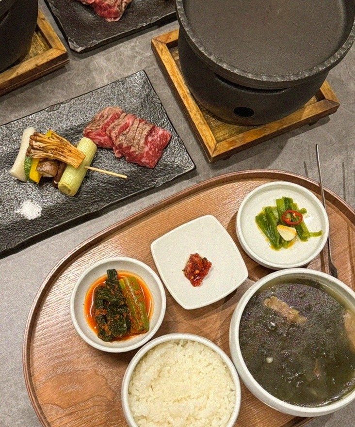 GOWOOGA Gwanghwamun · assorted Korean side dishes (banchan)
