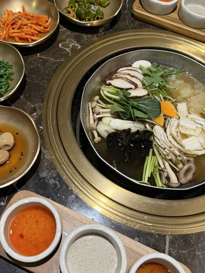 DAEBOJUNG City Hall · 精致的韩式小菜
