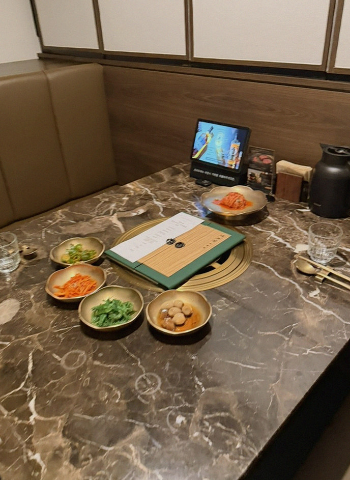 대보정 시청역점 · 광화문 샤브샤브 맛집 · 한 상 가득 차려진 한우 오마카세 코스