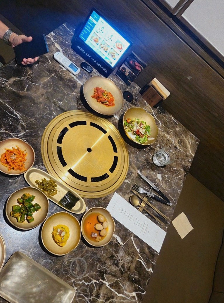 대보정 시청역점 · 광화문 샤브샤브 맛집 · 정갈하게 차려진 반찬과 곁들임 찬