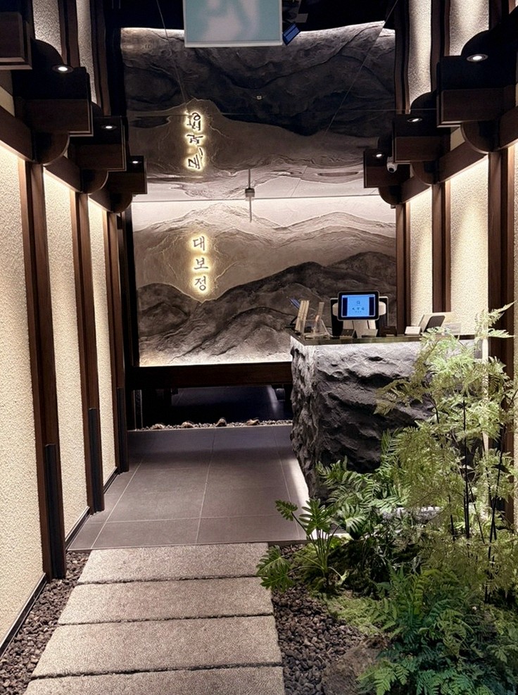DAEBOJUNG City Hall · a private dining room — every table is a private room
