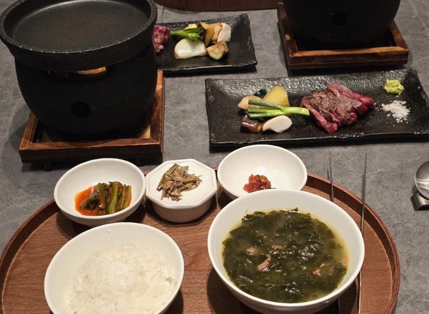 우하나 종각역점 · 서울 한정식맛집 · 정갈하게 차려진 반찬과 곁들임 찬
