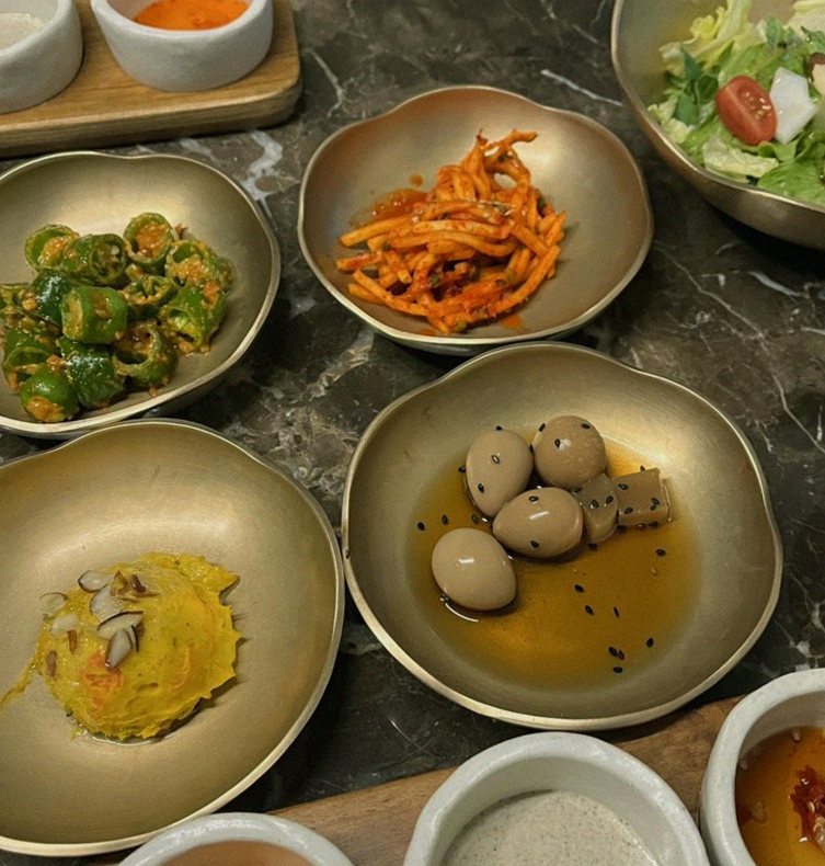 대보정 시청역점 · 서울시청 맛집 · 정갈하게 차려진 반찬과 곁들임 찬