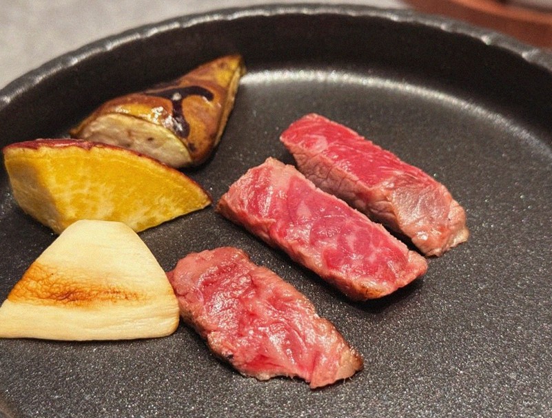 WOOHANA Jonggak · Hanwoo beef grilling over binchotan charcoal