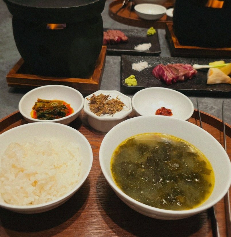 우하나 여의도점 · 여의도 한정식 · 정갈하게 차려진 반찬과 곁들임 찬