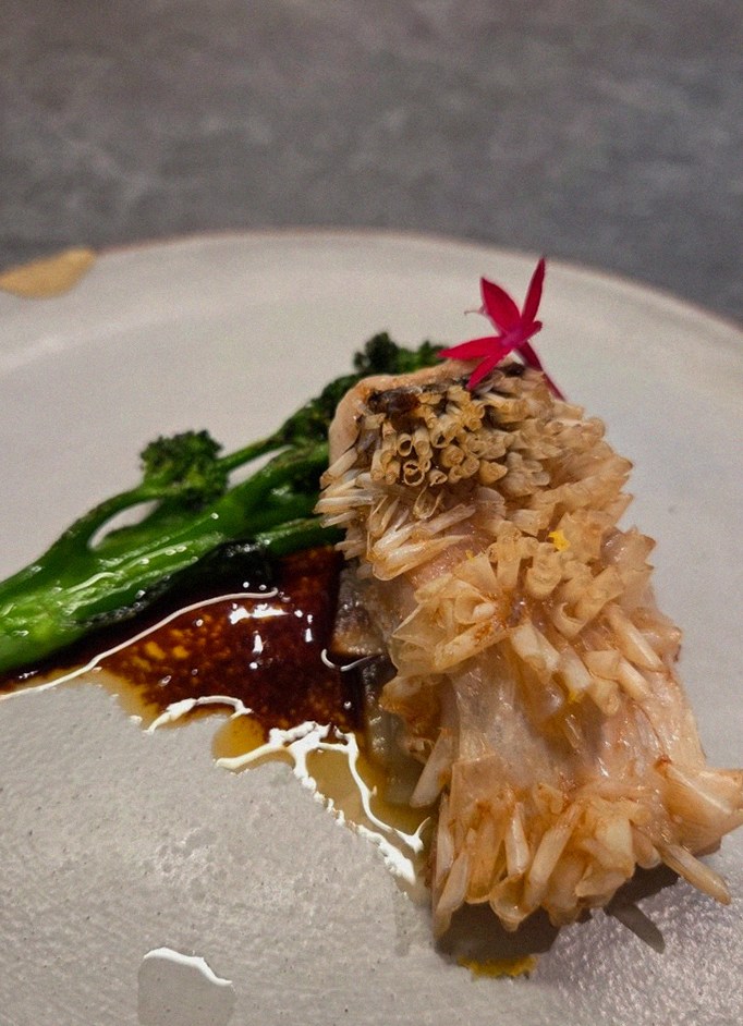 GOWOOGA Gangnam·Yeoksam · seafood course served alongside the beef