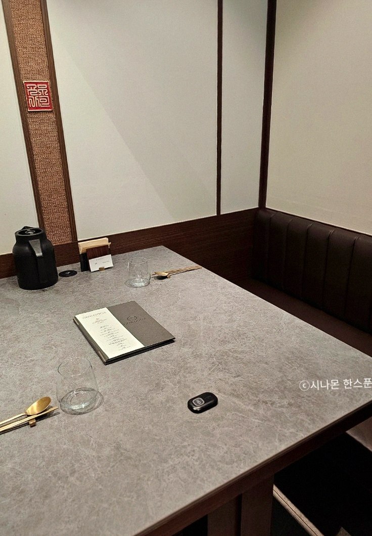 GOWOOGA Gangnam·Yeoksam · the signature Hanwoo showing — marbled beef cuts and caviar presented in a display chest