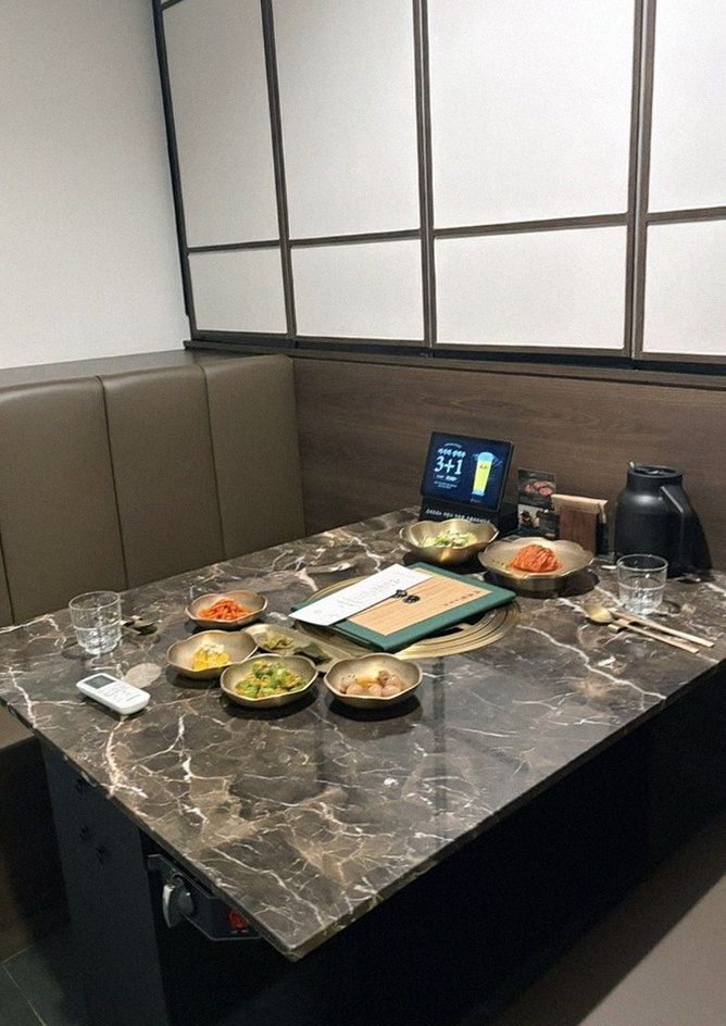 DAEBOJUNG Yeouido · seafood course served alongside the beef