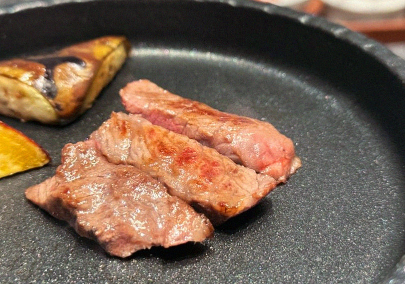 WOOHANA Yeouido · Hanwoo beef grilling over binchotan charcoal