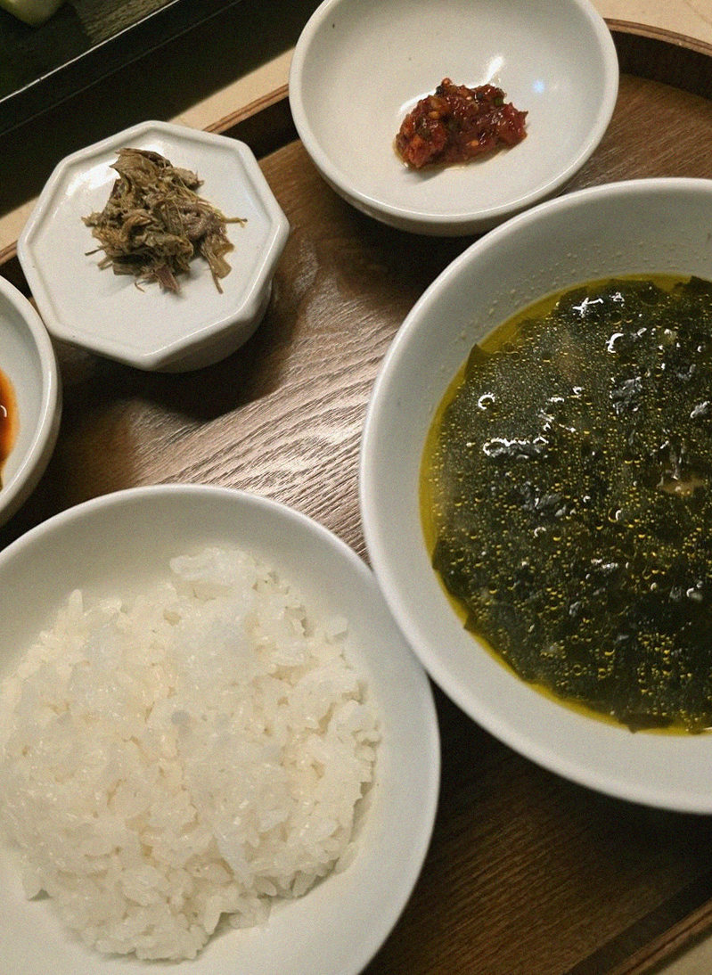 우아라 여의도점 · 영등포 점심맛집 · 정갈하게 차려진 반찬과 곁들임 찬