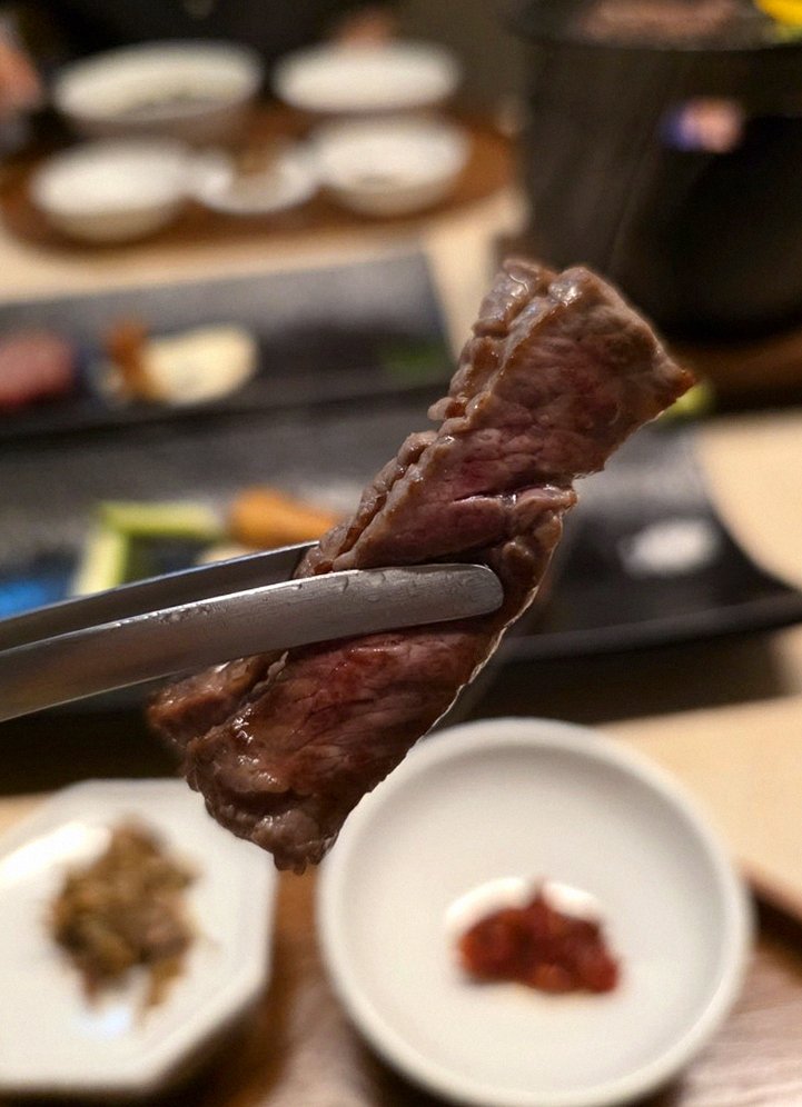 WOOARA Gwanghwamun · premium marbled Hanwoo beef presented before grilling