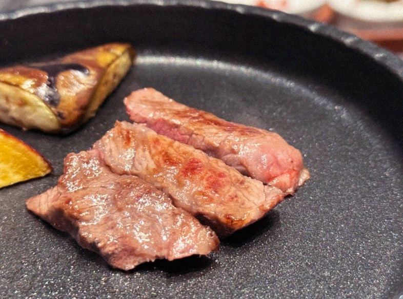 WOOHANA Yeouido · Hanwoo beef grilling over binchotan charcoal