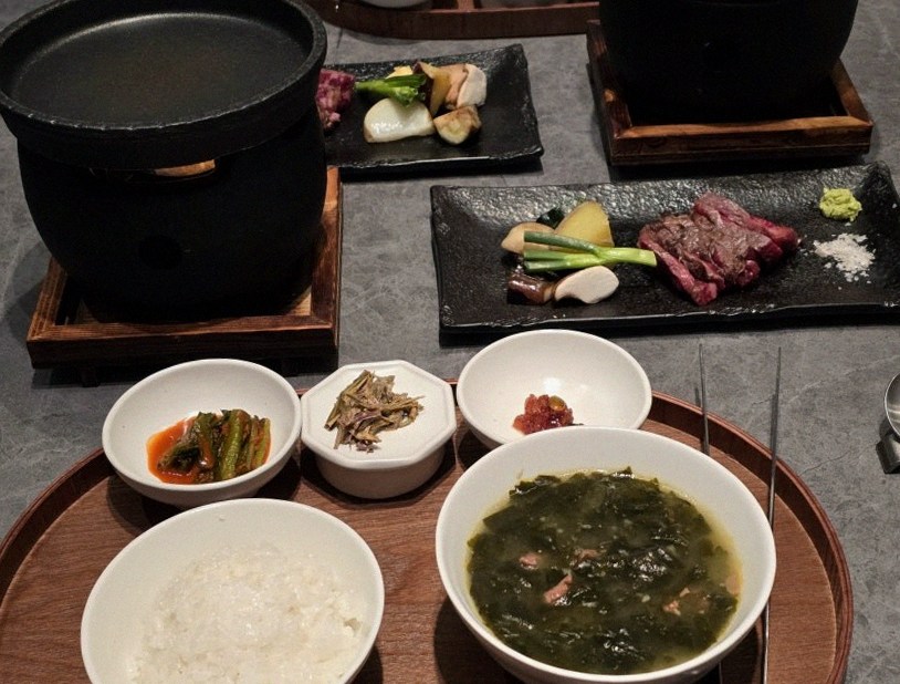 WOOHANA Yeouido · assorted Korean side dishes (banchan)
