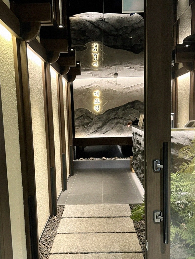 DAEBOJUNG City Hall · a private dining room — every table is a private room