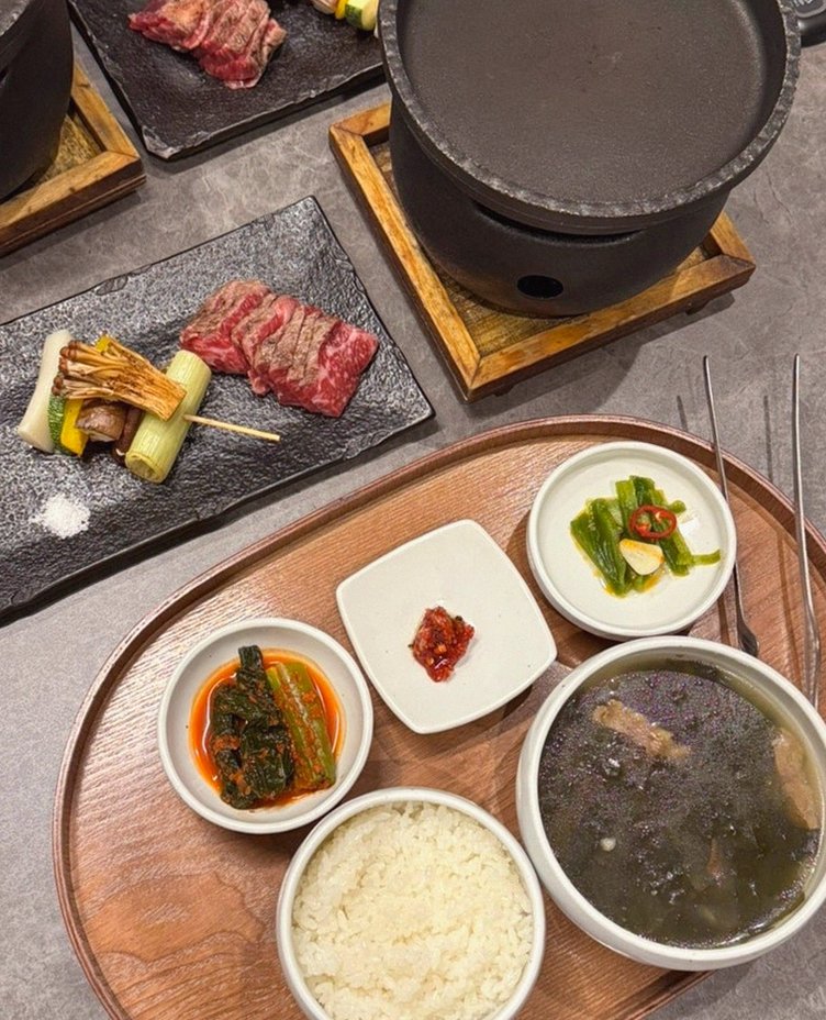GOWOOGA Gwanghwamun · assorted Korean side dishes (banchan)