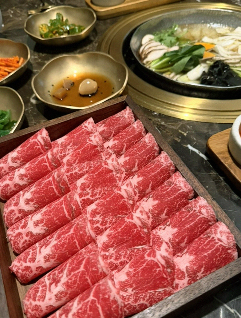 DAEBOJUNG Yeouido · シグネチャーの韓牛ショーイング — 木箱に盛られた霜降り韓牛とキャビア