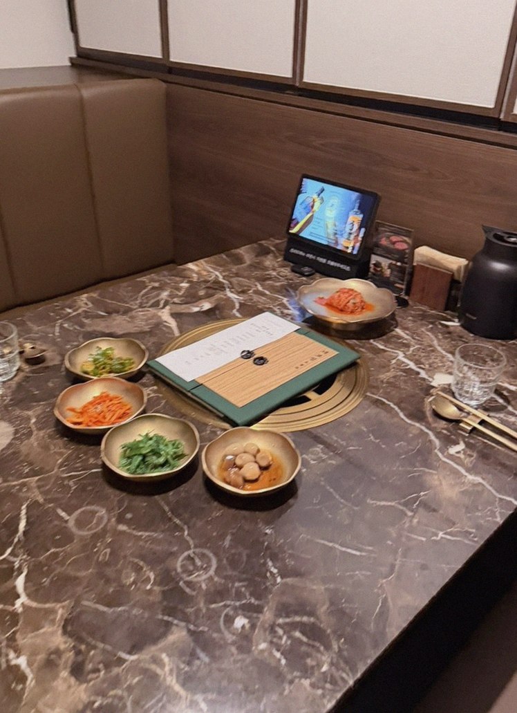 DAEBOJUNG Yeouido · テーブルいっぱいの韓牛おまかせコース