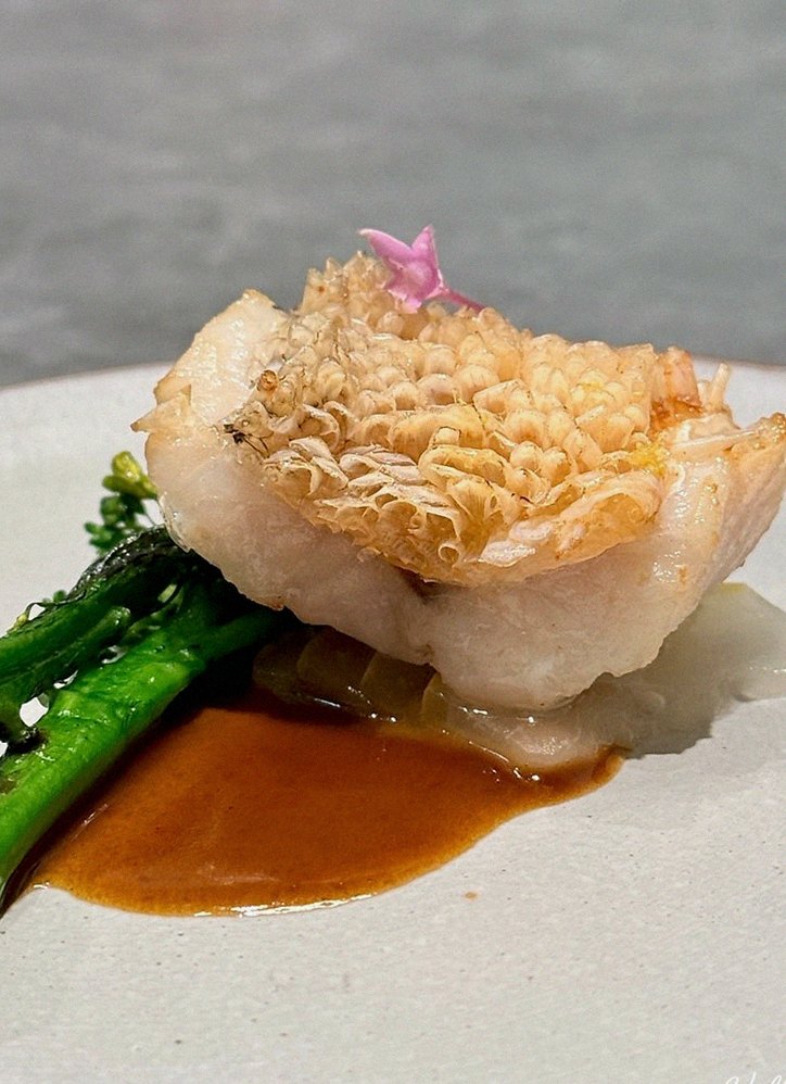 GOWOOGA Gangnam·Yeoksam · seafood course served alongside the beef