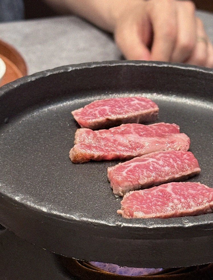 GOWOOGA Gangnam·Yeoksam · Hanwoo beef grilling over binchotan charcoal