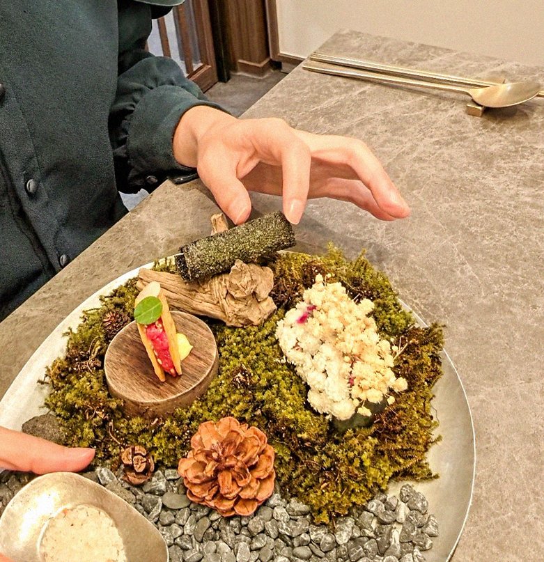 고우가 여의도점 · 정갈하게 차려진 반찬과 곁들임 찬