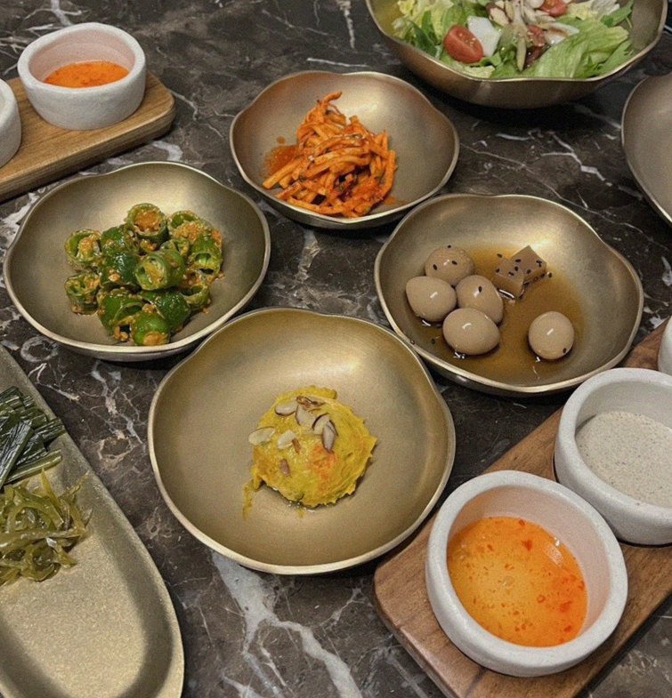 대보정 시청역점 · 광화문 고기집 · 정갈하게 차려진 반찬과 곁들임 찬