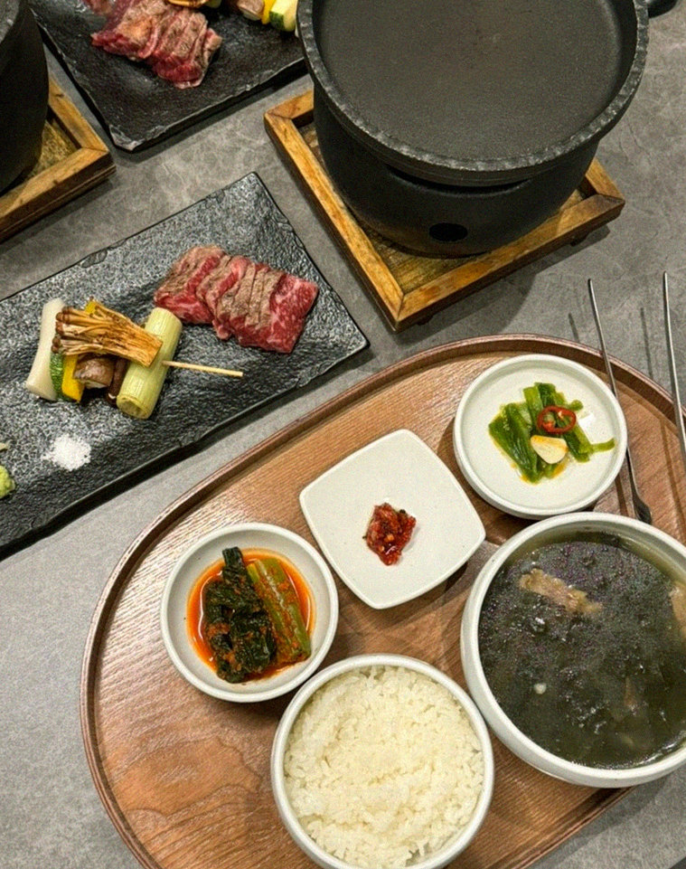 고우가 광화문점 · 서울 한우오마카세 맛집 · 정갈하게 차려진 반찬과 곁들임 찬