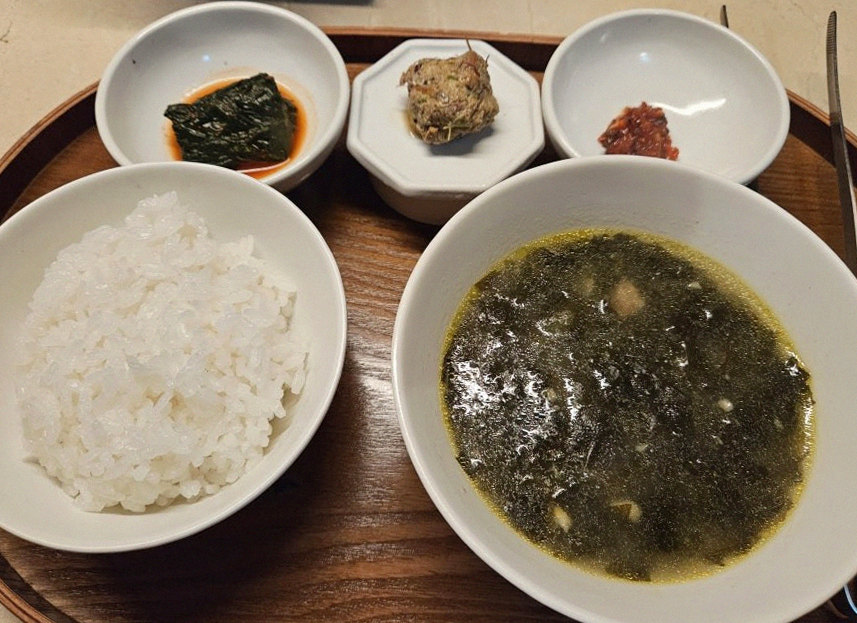 WOOARA Yeouido · assorted Korean side dishes (banchan)