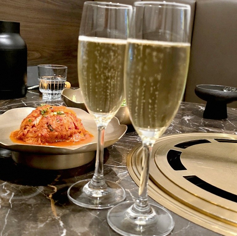 대보정 시청역점 · 광화문 데이트 맛집 · 시그니처 한우 쇼잉 — 진열함에 담긴 마블링 한우와 캐비아
